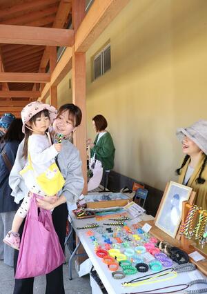 桜をモチーフにした雑貨などを販売する高田夜桜みやげ市＝１１日、上越市本城町