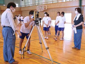 測量機器を見学する板倉中の生徒ら=上越市板倉区