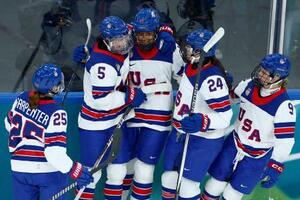 女子1次リーグA組のカナダ戦で得点を挙げ祝福されるレイラ・エドワーズ(中央)=10日、ミラノ(ロイター=共同)