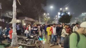 　インド・ニューデリーで爆発が起き、逃げる人々＝１０日（ロイター＝共同）