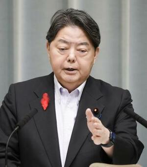 記者会見する林官房長官=9日午前、首相官邸