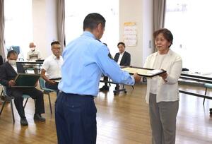 交通安全功労者の表彰状を受け取る受賞者(右)=魚沼市小出島