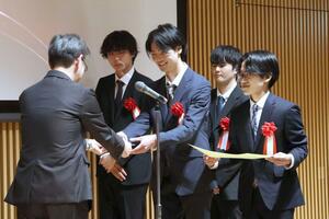 表彰を受ける「にいがたデジコングランプリ」の入賞者＝新潟市中央区万代３の新潟日報メディアシップ