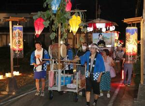 5年ぶりに開催された「北条十五夜祭り」の灯籠行列=柏崎市北条