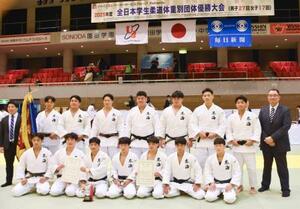 男子で2連覇を果たした東海大。右端は上水研一朗監督=兵庫県尼崎市のベイコム総合体育館