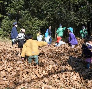 多磨全生園の地域開放イベントで遊ぶ子どもたち=1月、東京都東村山市(市提供)