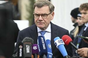 　１３日、ドイツ・ミュンヘンで、記者団の取材に応じるワーデフール外相（ゲッティ＝共同）