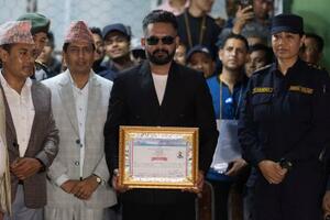 ネパールの国民独立党(RSP)のシャハ前カトマンズ市長(中央)=7日、東部ジャパ(ロイター=共同)