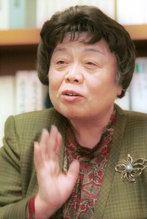 船栄を設立し、女性経営者の先駆けとして多くの人に親しまれた小船井チイさん=2001年2月