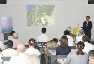信濃川流域の地形や地質に関する講演が行われたシンポジウム=7日、長岡市信濃2