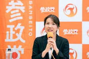 参政党の記者会見に出席した豊田真由子氏=8日午後、国会