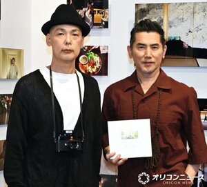 本木雅弘還暦記念フォトブック『awai 刹那と永遠のまにまに』 囲み取材に出席した(左から)中村一弘氏、本木雅弘 (C)ORICON NewS inc.