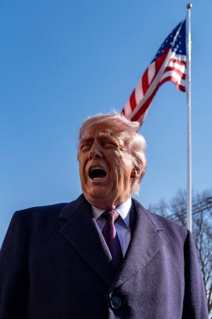 記者団に語るトランプ米大統領=27日、ホワイトハウス(AP=共同)