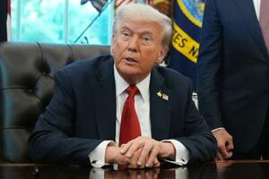 6日、米ワシントンのホワイトハウスで記者団に話すトランプ大統領(AP=共同)
