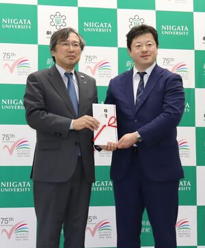 県けんこう財団が小児がん治療のため新潟大に1000万円寄付した贈呈式=新潟市西区