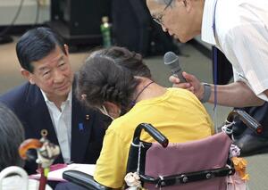伊藤信太郎環境相(左)に自筆の手紙で思いを訴えた古山知恵子さん=7月18日、新潟市中央区