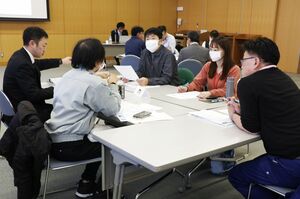 企業の採用担当者らが新卒採用を行う際の注意点などを学んだセミナー=柏崎市東本町