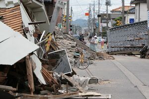 多くの家屋が倒壊した中越沖地震=2007年7月16日、柏崎市