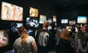 原爆資料館で展示を見る外国人入館者ら=7月、広島市中区