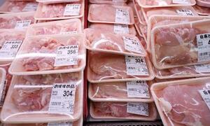 スーパーの商品棚に並ぶ鶏肉=2025年、東京都練馬区のアキダイ関町本店