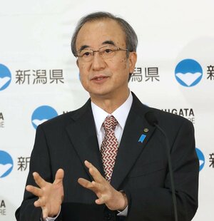 定例会見で記者の質問に答える花角英世新潟県知事=5月8日、県庁