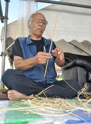 鮎まるかじり祭に使う竹串を削る臼杵清二さん=南魚沼市坂戸