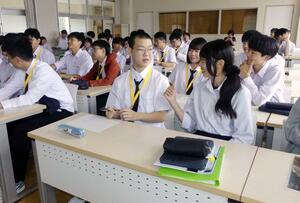 授業の中で英語で会話する両校の生徒たち=新潟市中央区