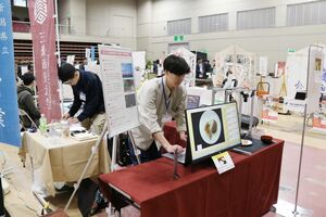 初めて開催された見本市「ツバメサンジョウデイ」=三条市須頃1
