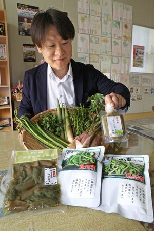 越季が販売する山菜や加工品を紹介する山田裕介社長＝南魚沼市茗荷沢