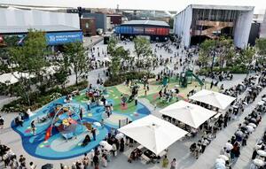 子ども連れでにぎわう、遊具が設置されたエリア=16日、大阪市此花区の夢洲