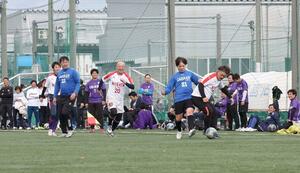 ピッチで熱戦を繰り広げる選手たち＝１日、新潟市西区小新