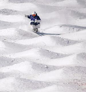 　男子モーグル予選　コブを攻める島川拓也＝リビーニョ（共同）