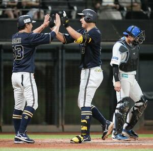 2回、2ランを放ちコーチ(左)とタッチを交わすオリックス・杉本=エスコンフィールド