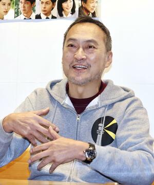取材に応じる俳優渡辺謙さん=20日、宮城県気仙沼市