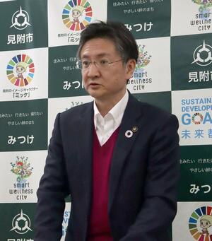 2024年度当初予算案について説明する見附市の稲田亮市長=2月21日、見附市役所