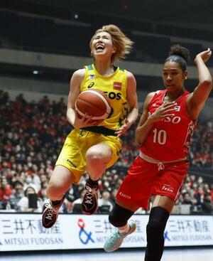 　デンソー―ＥＮＥＯＳ　第１クオーター、攻め込むＥＮＥＯＳ・宮崎（左）＝国立代々木競技場