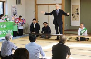 知事選で花角英世さん（右）の応援演説に立つ新発田市の二階堂馨市長＝新発田市上館