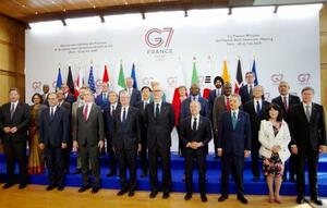 G7財務相・中央銀行総裁会議の会場で写真に納まる片山財務相(前列右から2人目)ら=19日、パリ(共同)