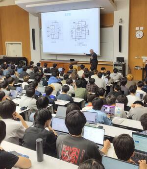 新潟大工学部の学生が半導体の基礎知識を学んだ講座=16日、新潟市西区