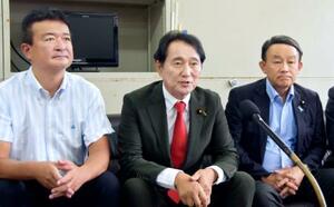 記者会見する立憲民主党の末松義規・日米地位協定研究会会長(中央)ら=25日午前、沖縄県庁
