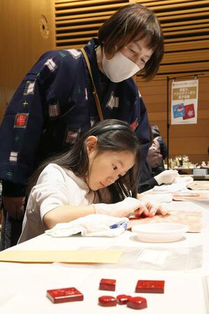 伝統工芸の製作体験などでにぎわったイベント=12月22日、新潟市中央区万代3
