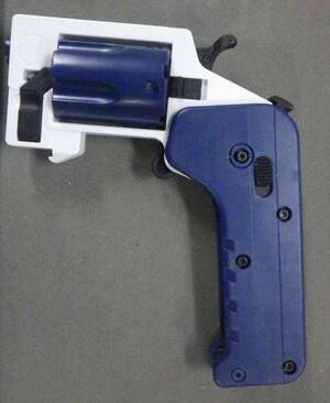 回収された中国製のプラスチック玩具銃(静岡・南署提供)