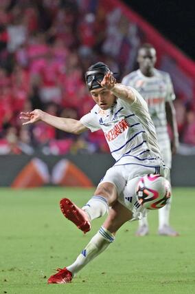 Ｃ大阪－新潟　ＦＫでゴールを狙う宮本英治＝ヨドコウ