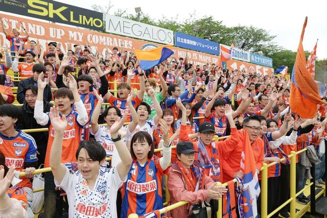 試合前、声援を送るサポーター=三協フロンテア