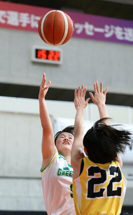 女子２回戦　新潟産大付－矢板中央（栃木）　第１クオーター、新潟産大付の泉水葵衣がシュートを決めて４４－３５＝東京体育館
