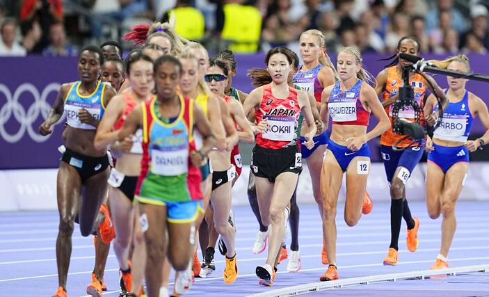 女子1万メートル 力走する小海遥(中央)=パリ郊外(共同)