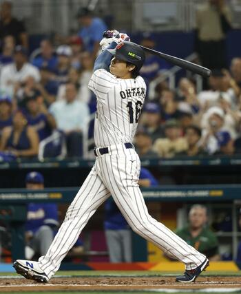 ＷＢＣ準々決勝のベネズエラ戦の１回、先頭打者本塁打を放つ大谷翔平＝１４日、マイアミ（共同）