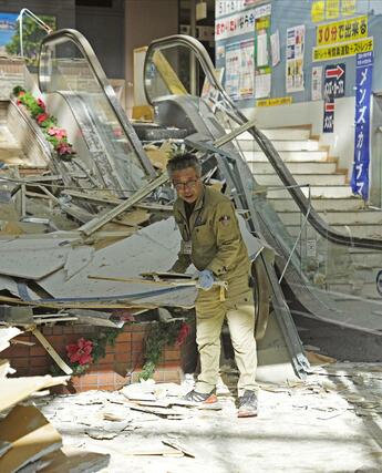 強い地震があった青森県八戸市の商業施設内で後片付けをする男性＝９日午前１０時半過ぎ