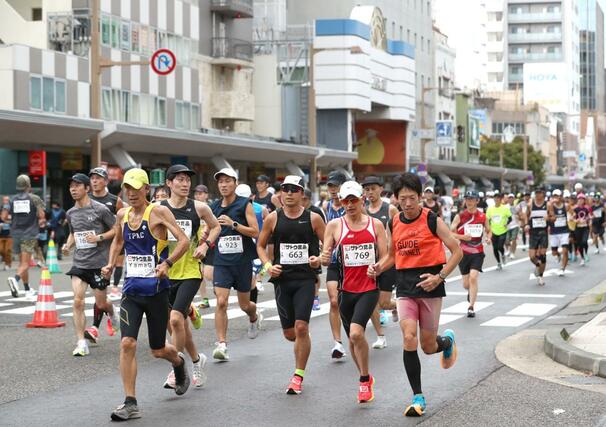 新潟市中心部を駆け抜ける新潟シティマラソンのランナーたち=12日、同市中央区