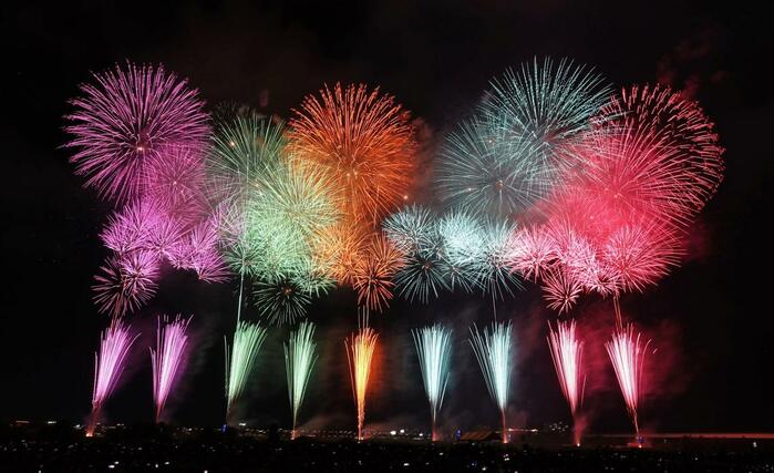 ワイドスターマイン＝８月２日、長岡市の信濃川河川敷